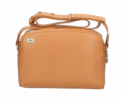 Elegante bolso cruzado en tono camel con cierre de doble cremallera